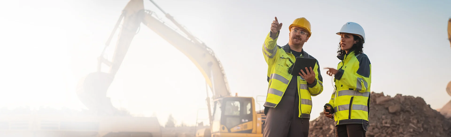 TwoMen-Woman-HardHats-ConstructionSite-Laptop THUMBImage-GCC