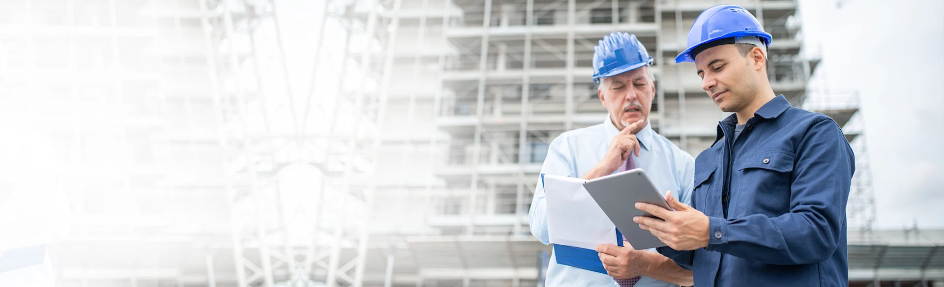TwoMen-Tablet-ConstructionSite HEROImage
