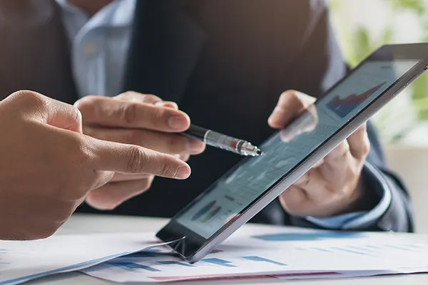 Asian-advisor-plan-investment-tablet THUMBImage
