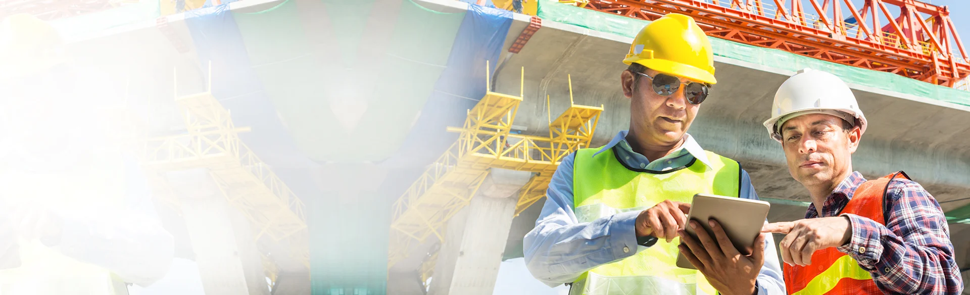 TwoMen-HardHats-Outdoors-Laptop_GCC_HEROImage.jpg