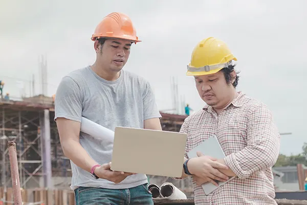 TwoMen-Laptop-ConstructionSite THUMBImage