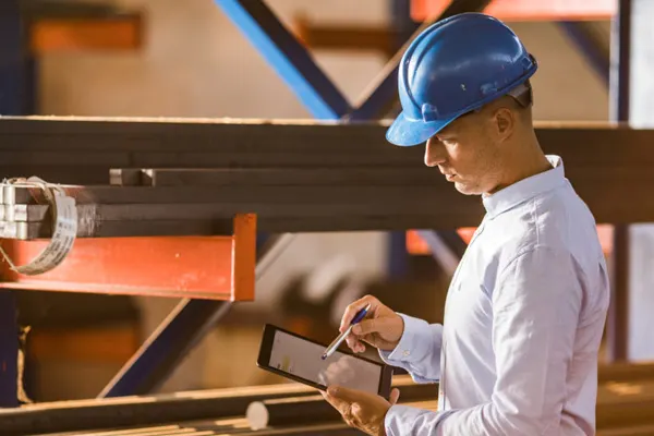Construction worker looking at an iPad THUMBNAIL