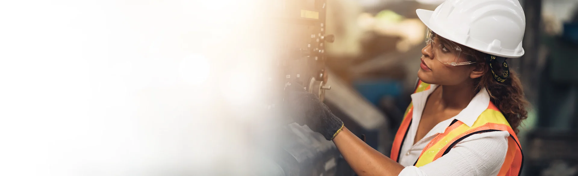 Mechanical Contractor Image of Women HERO - 8600 x 3000