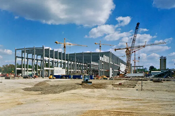 Cranes around a building1200x958