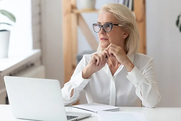 SingleWoman-Glasses-WhiteShirt-Laptop THUMBImage