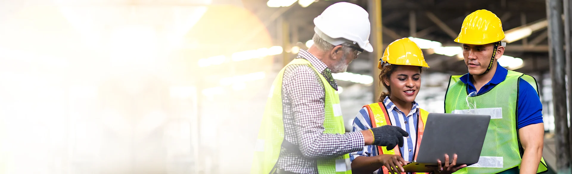 TwoMen-Woman-HardHats-ConstructionSite-Laptop HEROImage-GCC