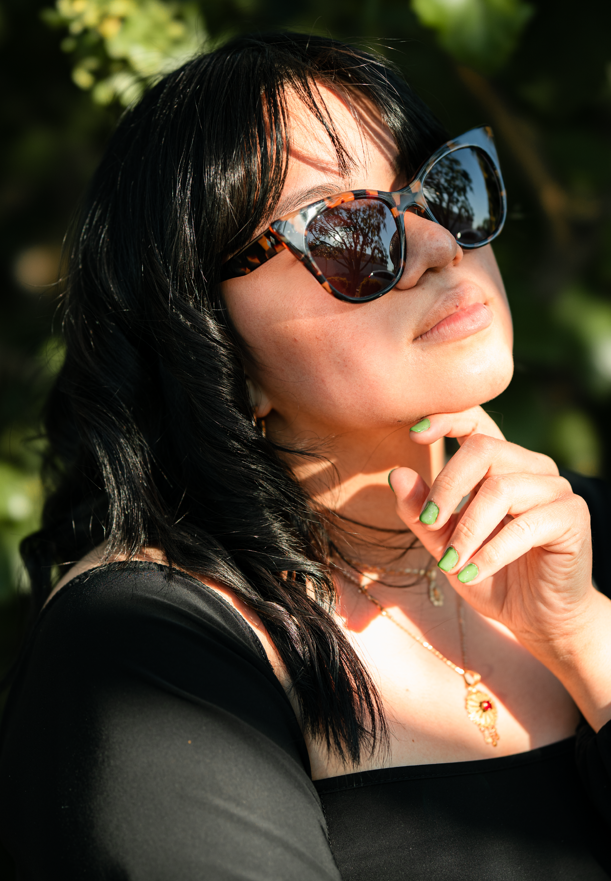 Woman wearing Cider Tort Blanche sunglasses