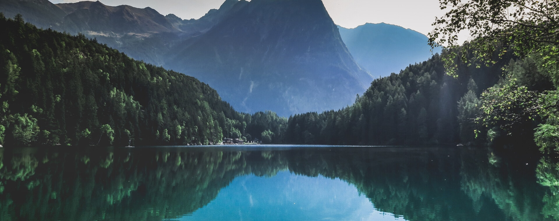 A lake surrounded by mountains and trees.