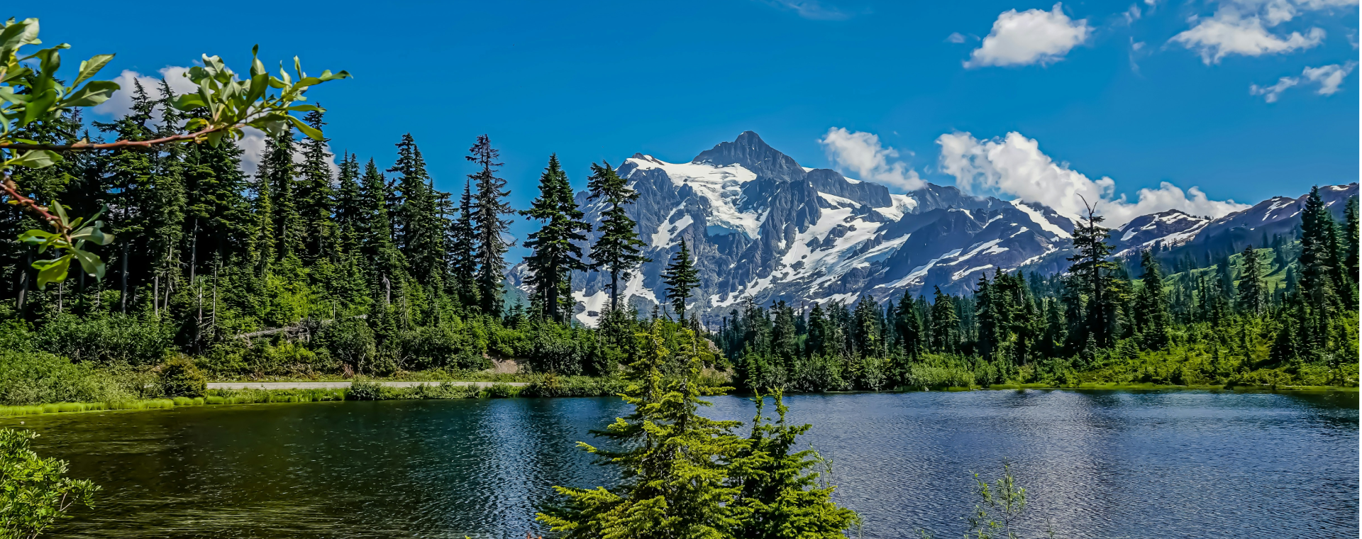 Washington mountain range and lake