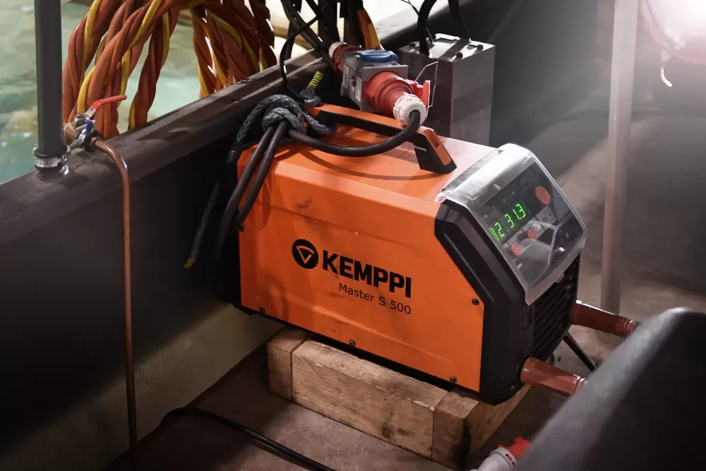 DG-Diving Group uses Kemppi Master S 500 for underwater welding because it is easy to carry around and has enough capacity.