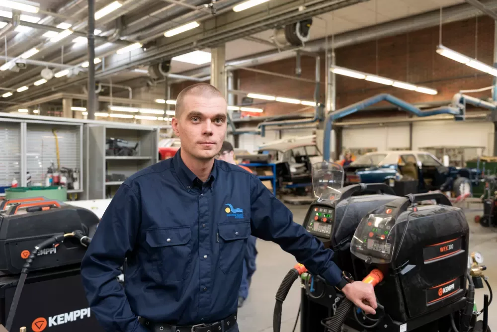 Team Manager Hermanni Salonen’s personal goal is to keep up with the times, stay one step ahead and prepare for the future. There are plenty of older recreational vehicles at the workshop because they are not needed in daily driving. 