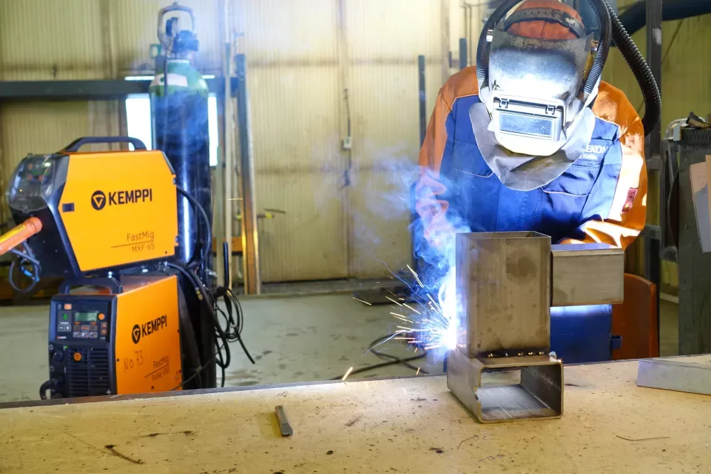 Welder Mika Katila welds with Kemppi FastMig equipment connected to the welding management software.