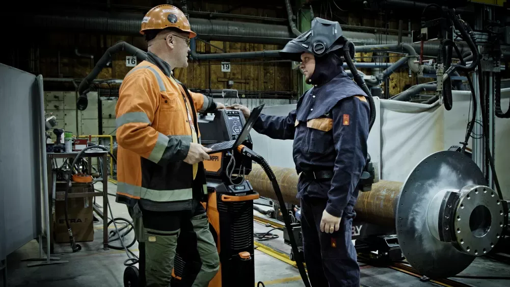 Antti Nykänen, responsable du soudage, et Timo Voutilainen, soudeur, installent le X5 FastMig Pulse.