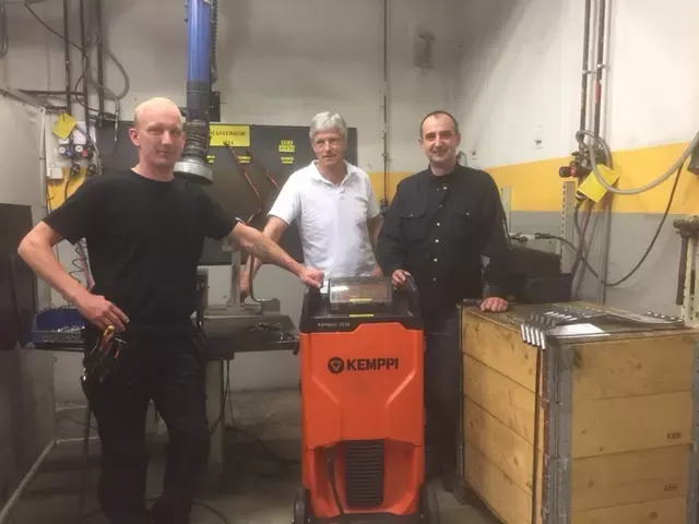 Proton's Maintenance Manager Conny Strandgård, Production Manager Jan-Åke Knutsson en Welding Coordinator Jadranko Basic zijn blij met de prestaties van Kempact RA in hun lasproductie.