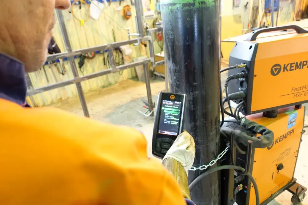 Premekon welders operate Smart Readers to report their work progress.