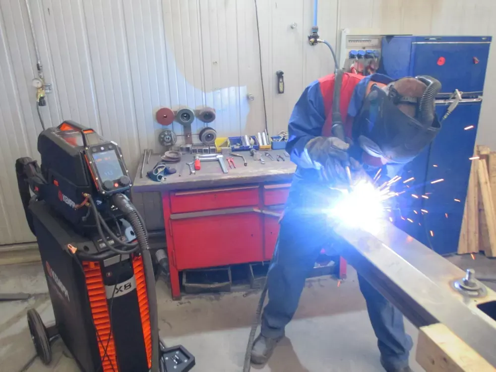 Chez Bruns, les soudeuses MIG X8 sont également utilisées pour le soudage manuel.