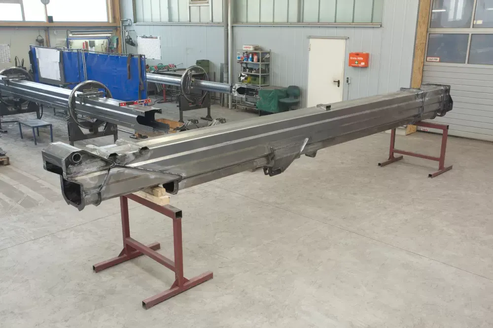 Le matériau de support extérieur de la flèche télescopique est du Strenx 960 CR 1,5 mm.