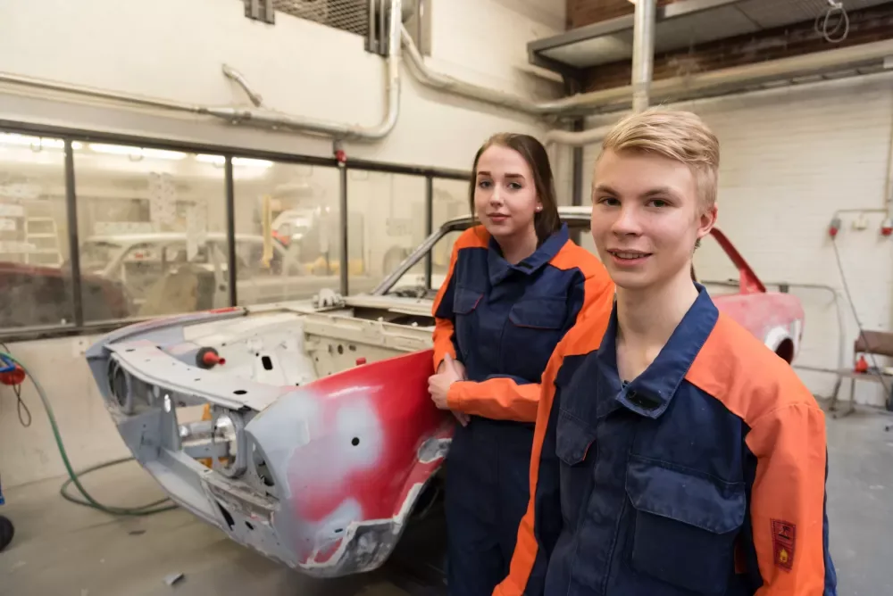 Second-year students Jenna Valkonen and Eino Tuomi at their joint project. Tuomi has been welding at his father’s workshop since he was ten years old and has already become familiar with various welding equipment.