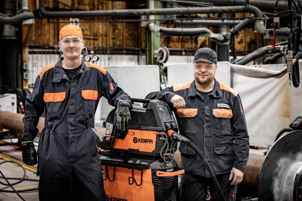 Soudeurs Atte Nykänen et Timo Voutilainen de Turula Engineering.