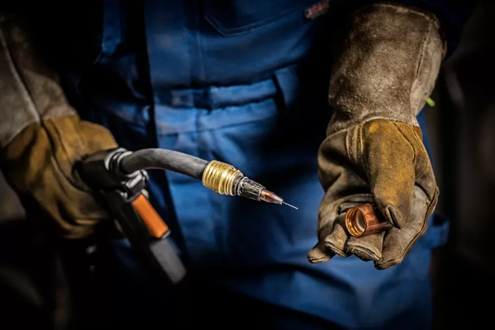 The threaded gas nozzle is easy to install and tighten.