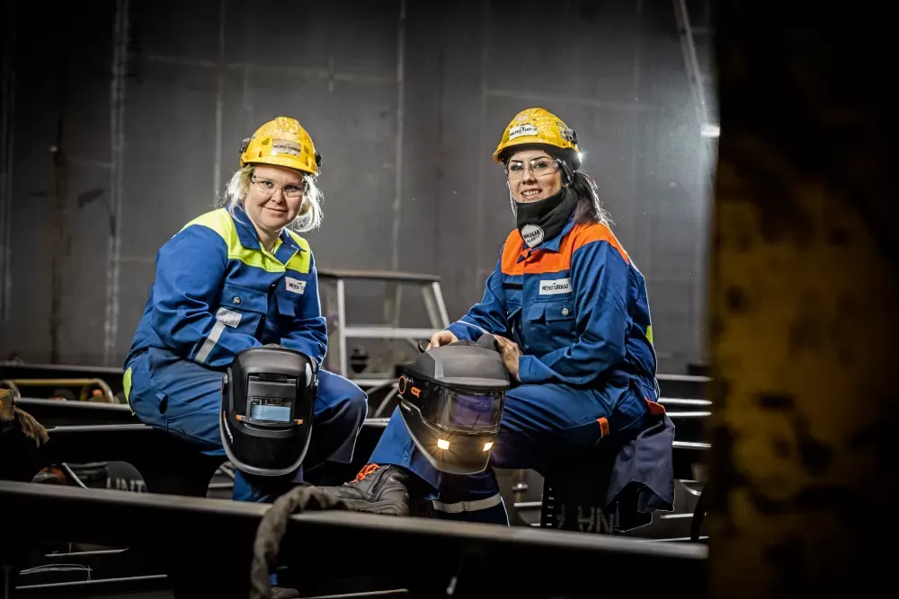Sanna Nyholm och Heli Pettersson är båda erfarna svetsare.