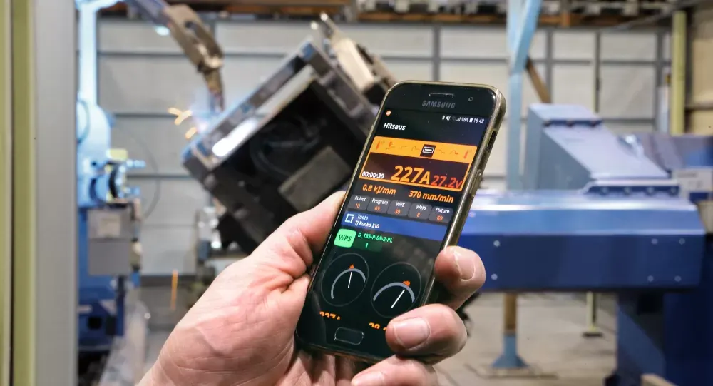 De gebruikte lasparameters kunnen in realtime worden gecontroleerd met een smartphone.  De gegevens worden automatisch gesynchroniseerd van de app naar de WeldEye cloudservice.