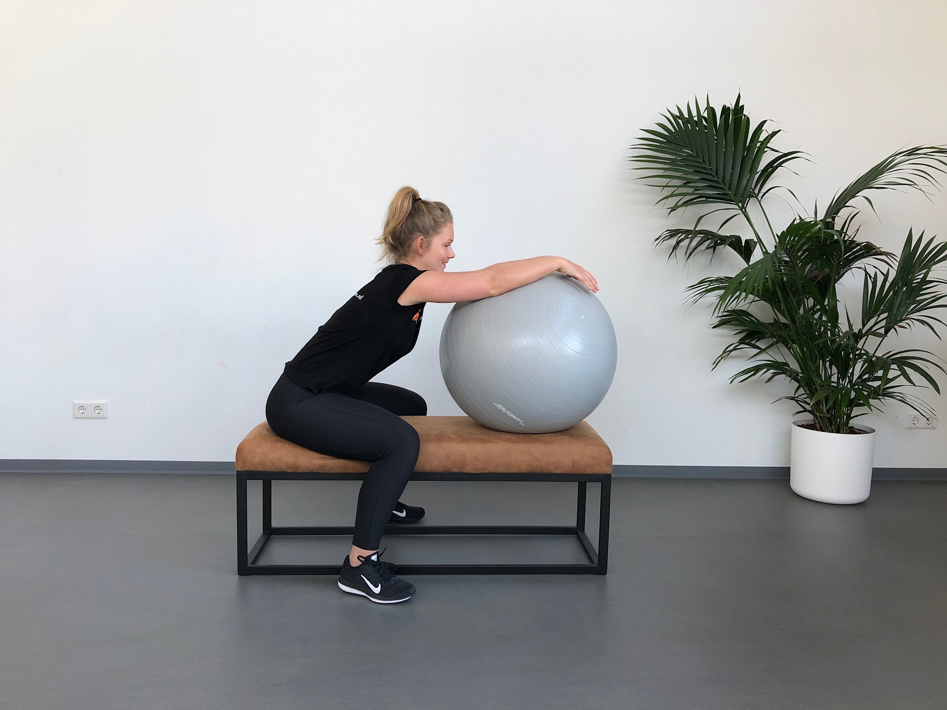Rolling with the ball Shoulder | Sitting | Rolling with the ball part 3 | yourbody.coach | Breda