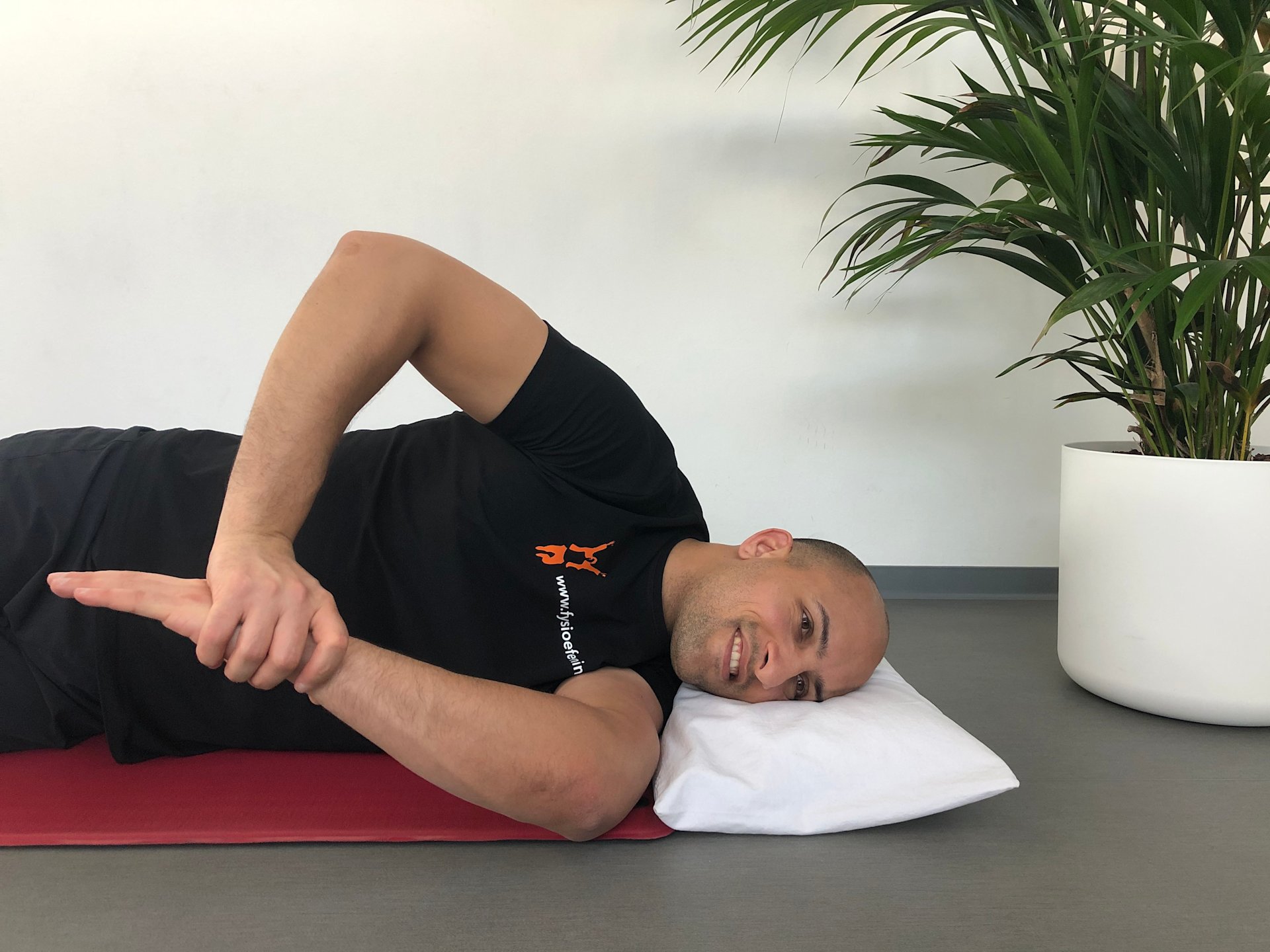 Shoulder | Sideways | Sleepers stretch | Yourbody.coach Shoulder | Sideways | Sleepers stretch | Yourbody.coach