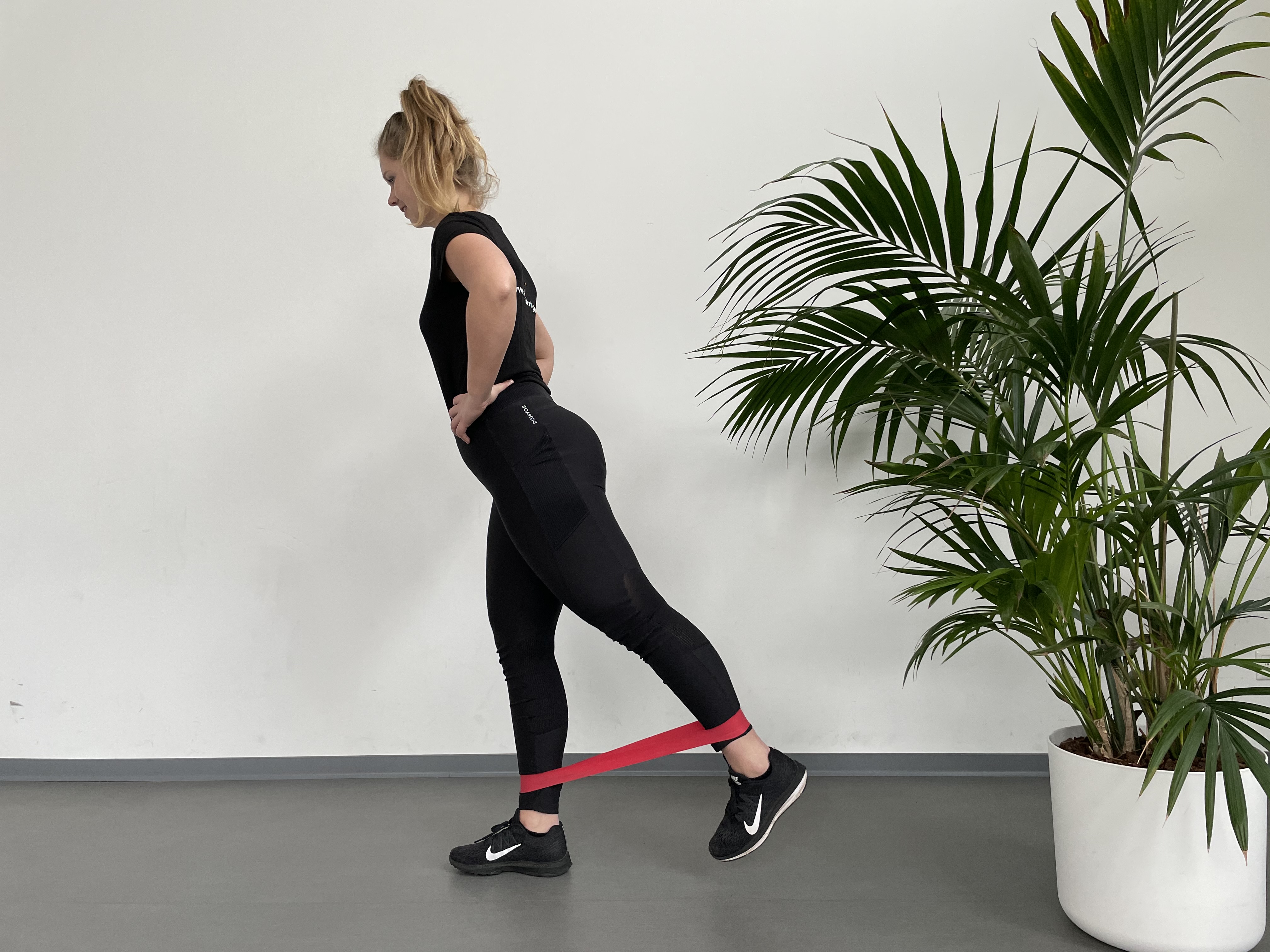 Gluteaal | In stand | Rear kick | Fysioefeningen.nl | Breda