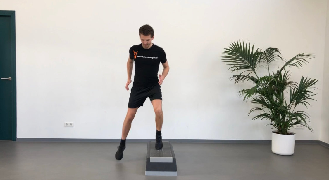 Zijwaarts kniehef over step (benen) Benen | Staande | Kniehef zijwaarts over step | Fysioefeningen.nl | Breda