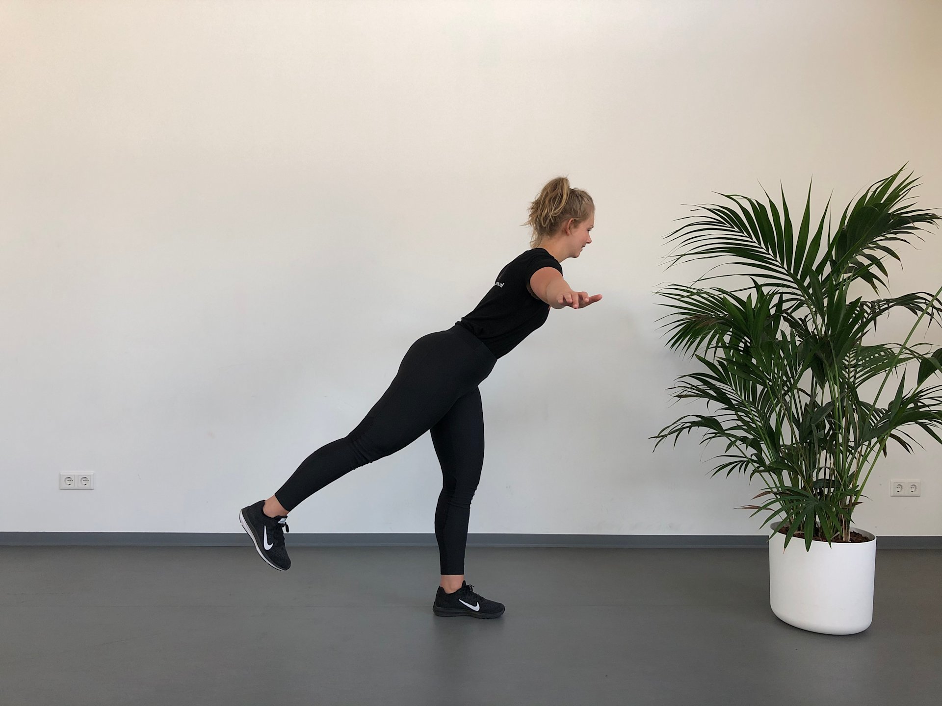 1 Leg deadlift Hamstring / In stand / 1 Leg deadlift / Fysioefening.nl / Breda