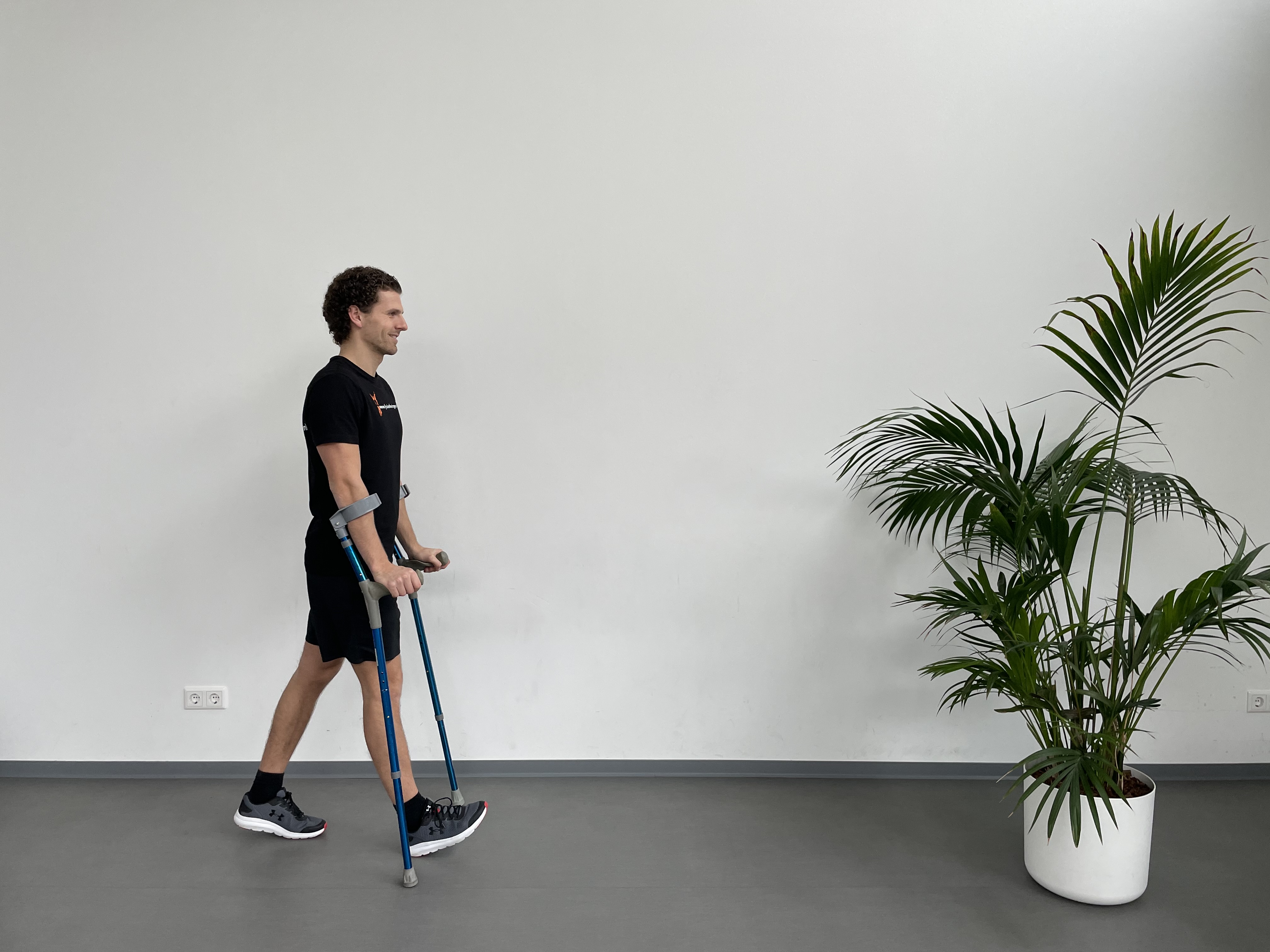 Leren lopen met krukken.