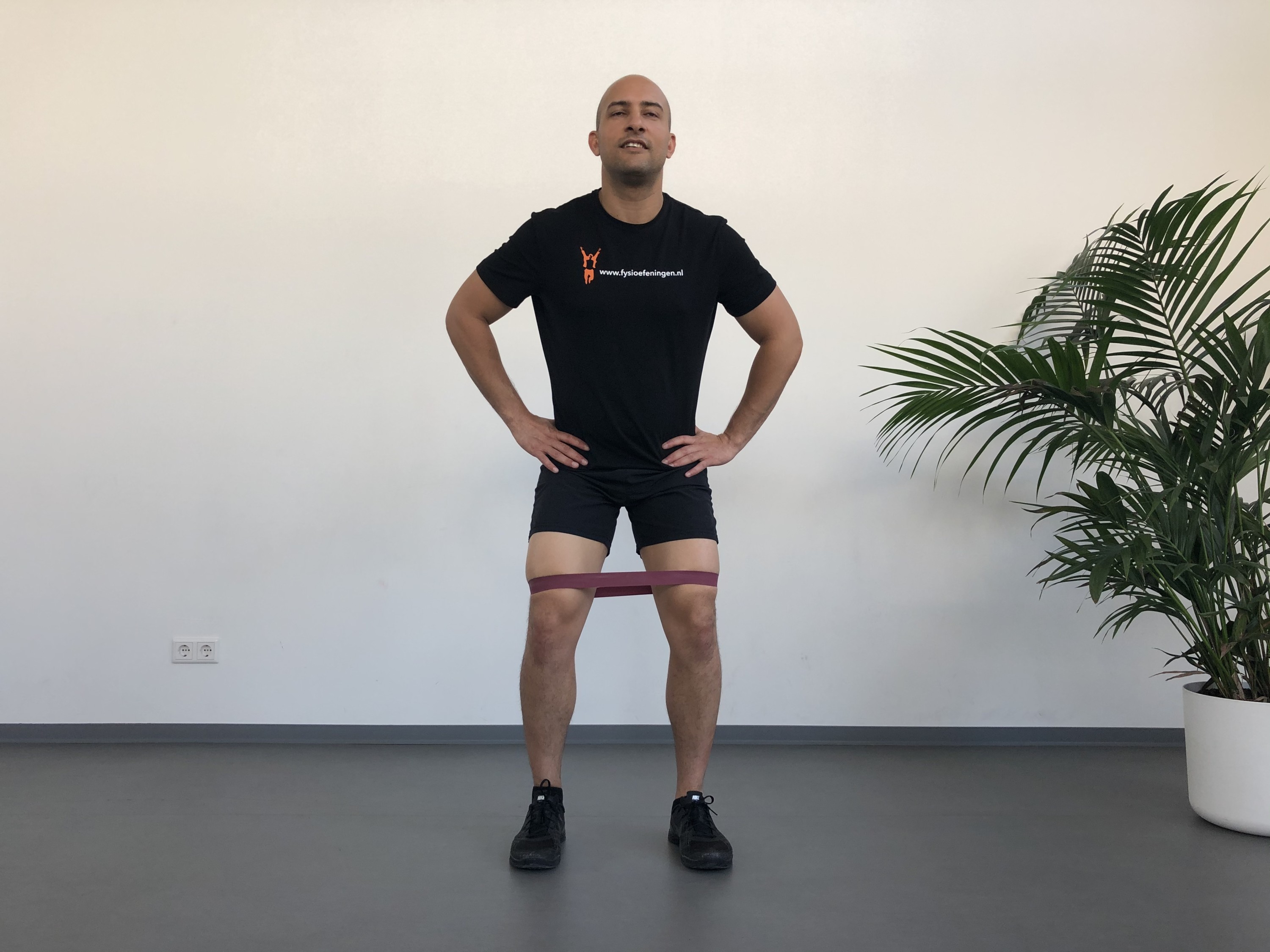 Knie | In stand | Side step elastiek boven knie  | Fysioefening.nl | Breda