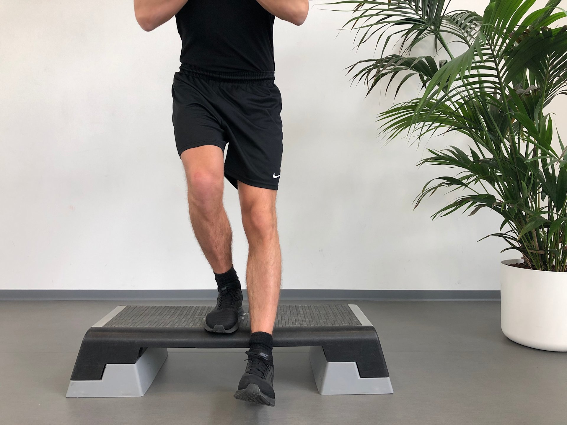 Knee | standing | Step off | Yourbody.coach | Breda Knee | standing | Step off | Yourbody.coach | Breda