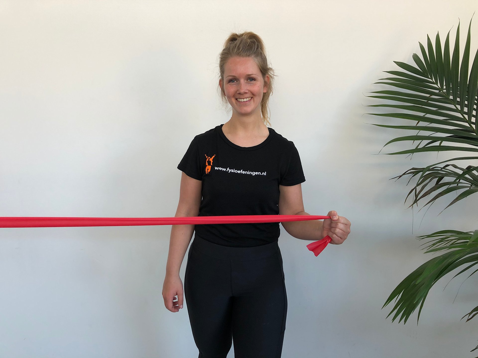 Exorotatie met elastiek Schouder | Staand | Exorotatie met elastiek | Fysioefeningen.nl | Breda