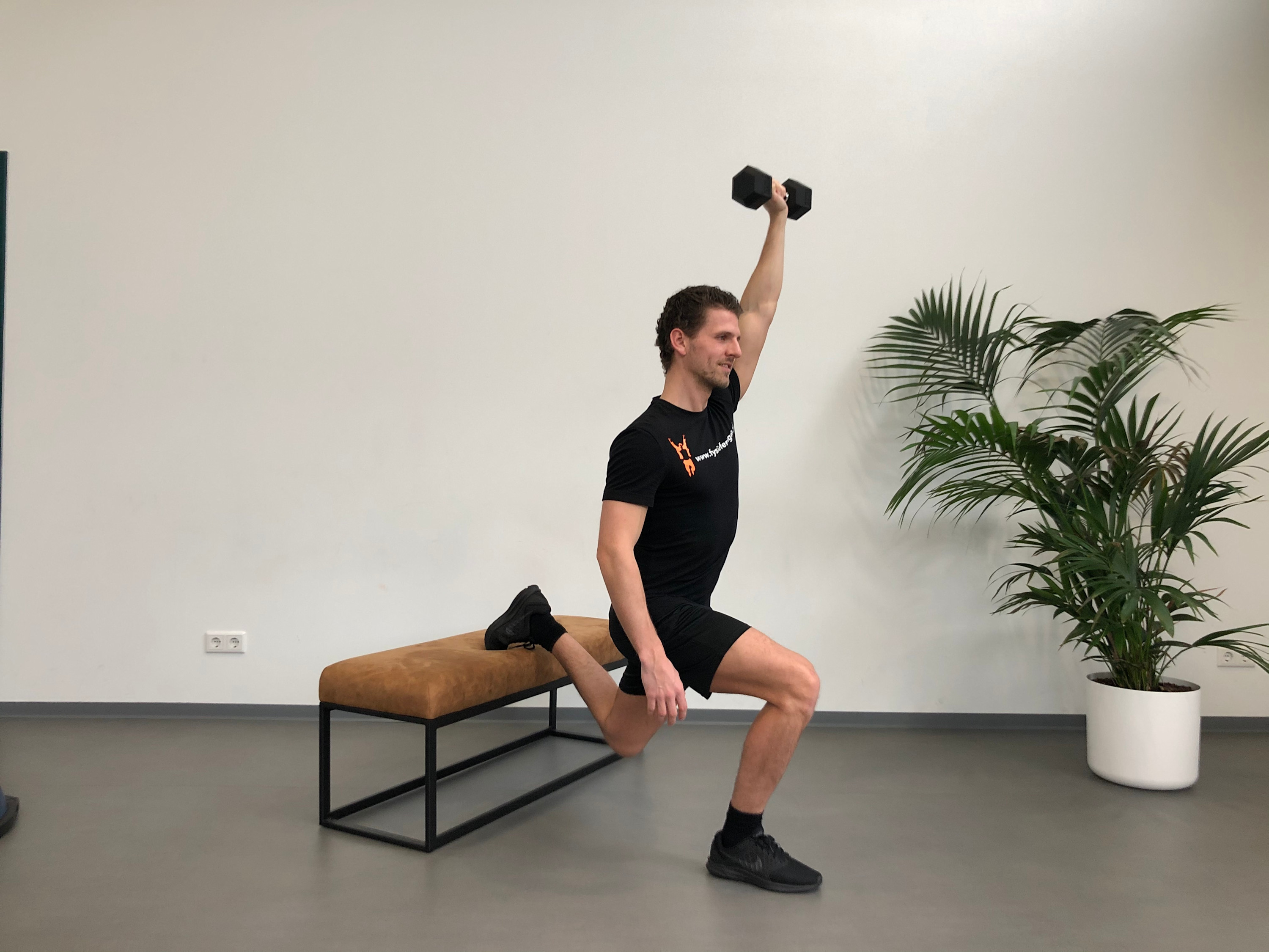Split squat met shoulder press (benen) Benen | Staand | Split squat 1 arm shoulder press | Fysioefeningen.nl | Breda