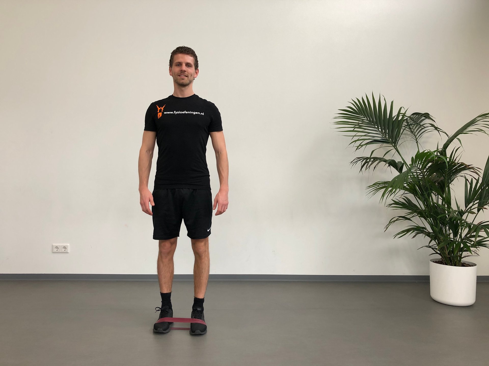 Heup | Staand | Gluteus medius walk elastiek voorvoet | Fysioefeningen.nl | Breda Heup | Staand | Gluteus medius walk elastiek voorvoet | Fysioefeningen.nl | Breda