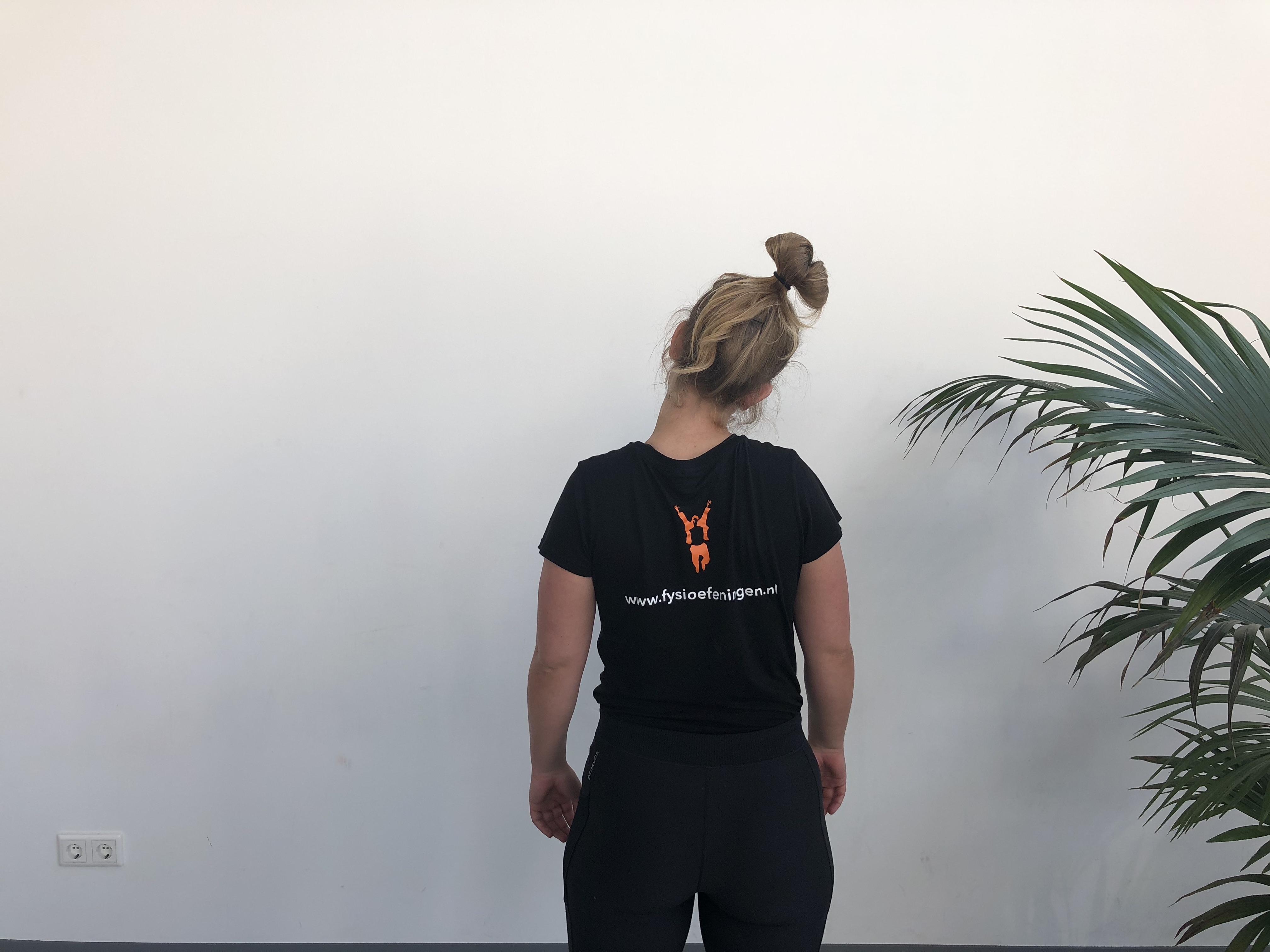 Nek | Stand | Rekking trapezius via arm | Fysioefeningen.nl | Breda