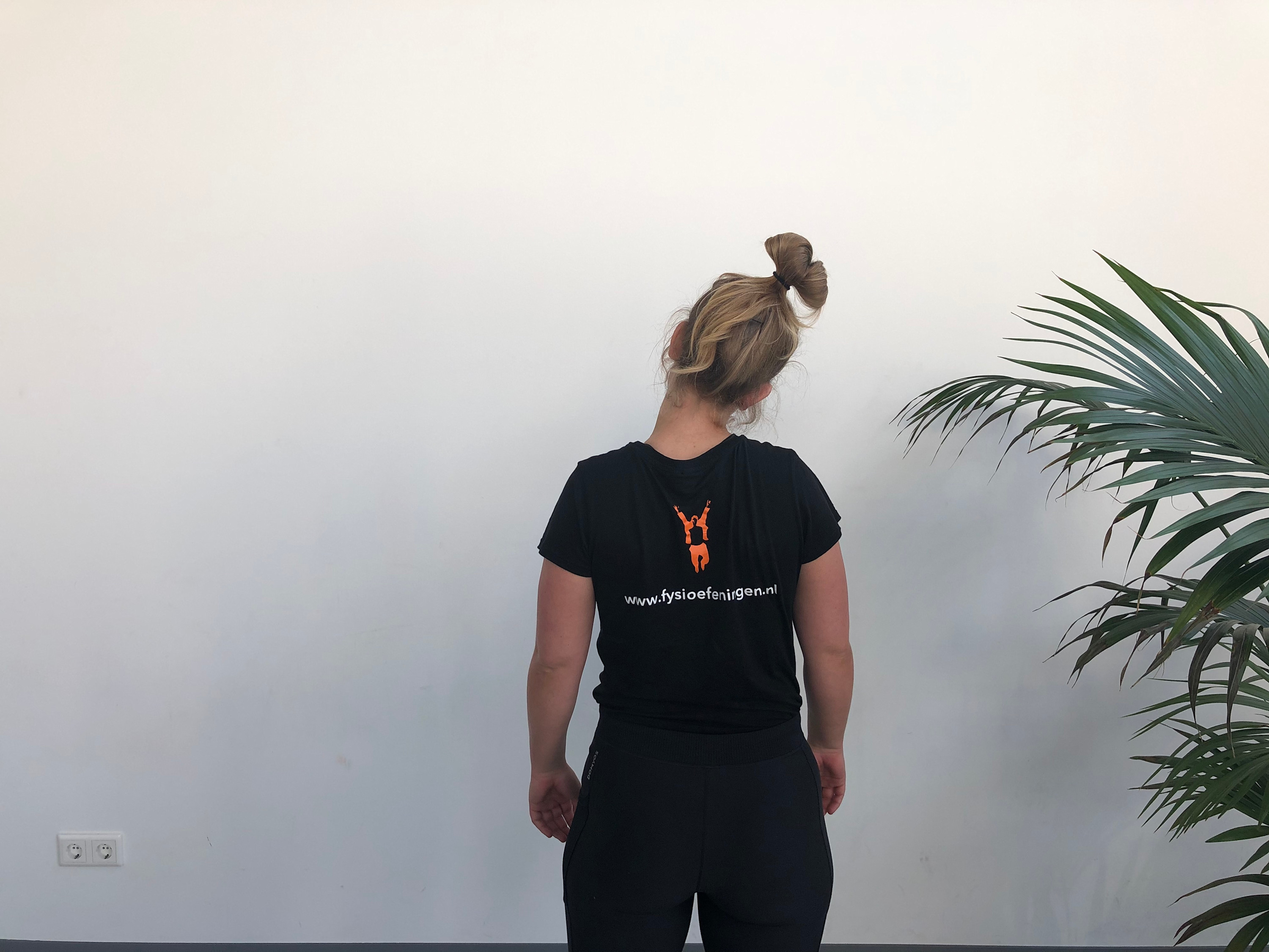 Rekking trapezius via arm (CWK) Nek | Stand | Rekking trapezius via arm | Fysioefeningen.nl | Breda