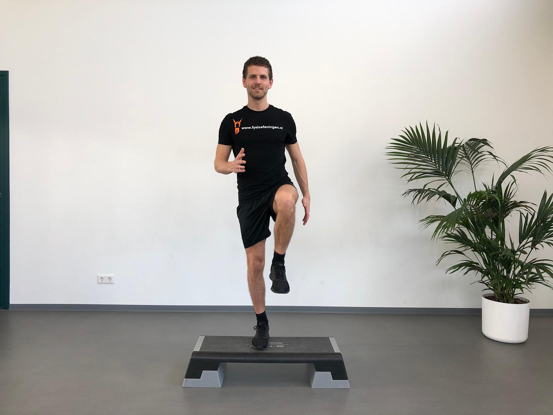 Step up running men (benen) Benen | Staand | Step up los met knee lift | Fysioefeningen.nl | Breda