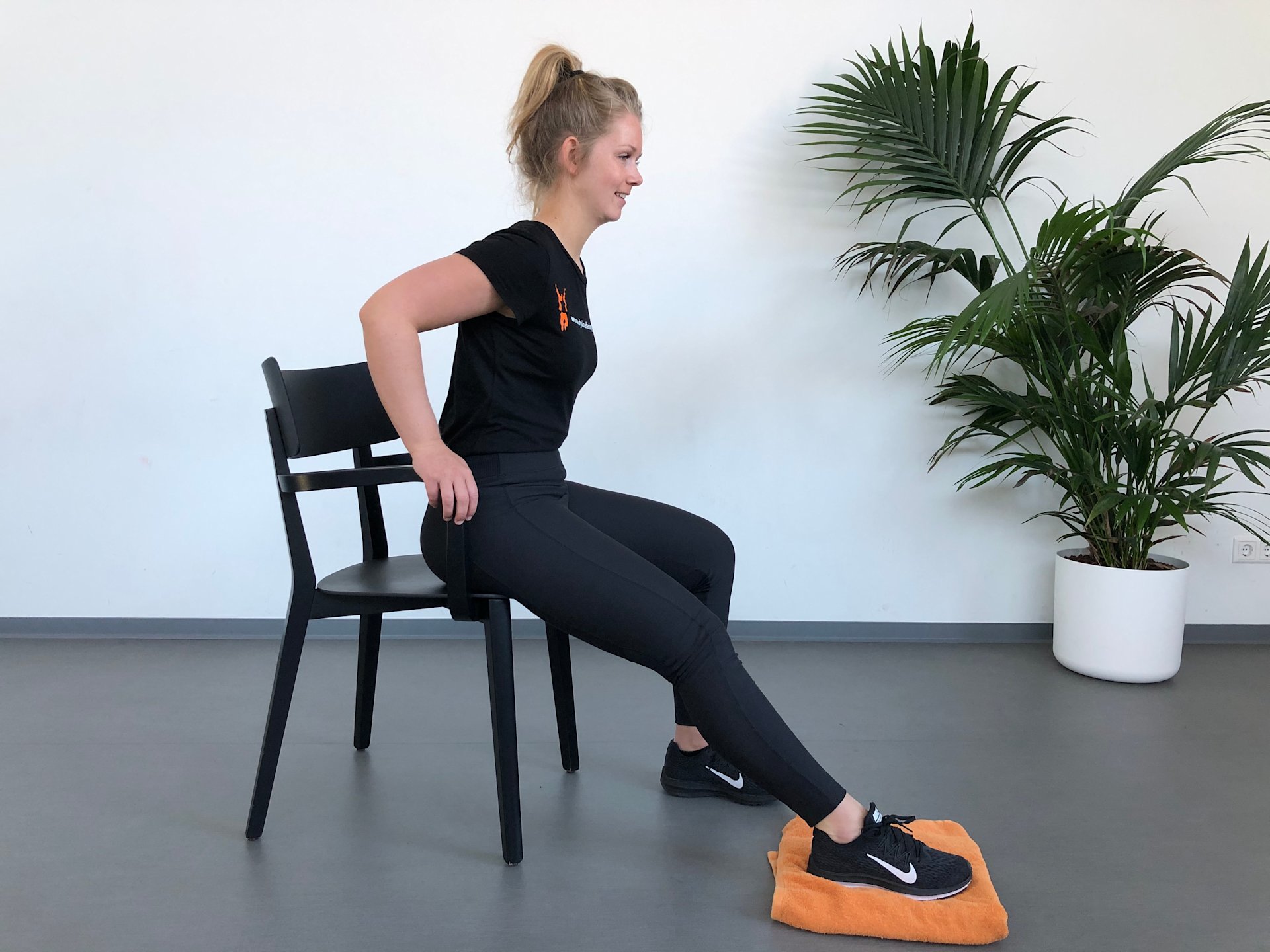 Knie heel slide vanuit zit Zit | Bovenbeen | Heel slide | Fysioefeningen.nl | Breda