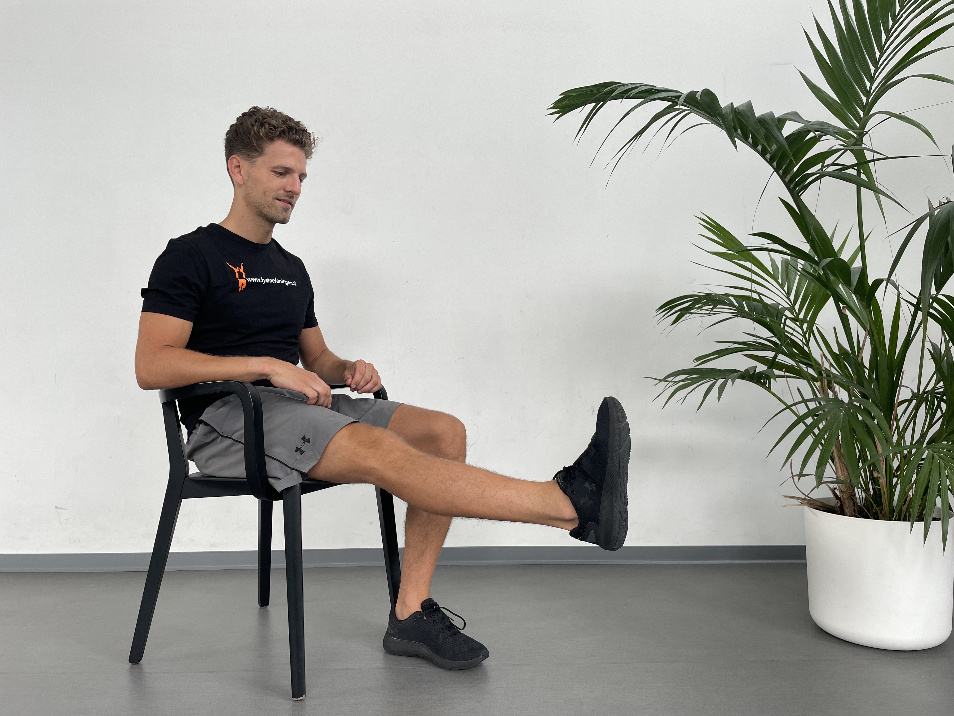 Knie | Zittend | Actieve extensie | Fysioefeningen.nl | Breda