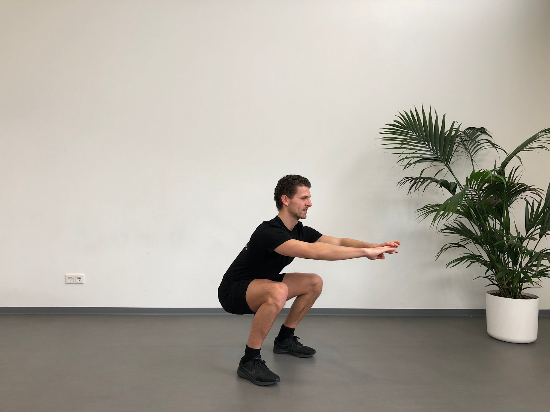 Squat Knie | Staand | Squat | Fysioefeningen.nl | Breda