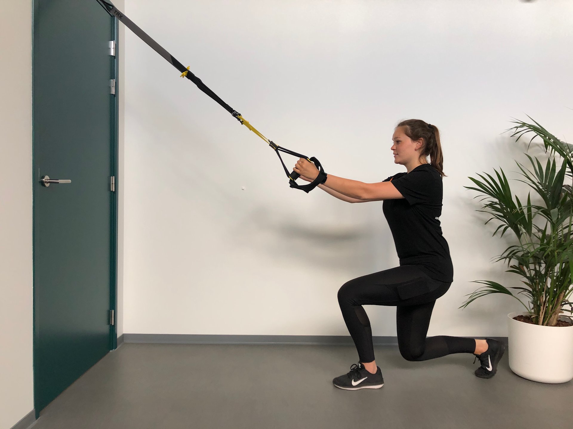 Achterwaartse lunge Knie | In stand | Lunge achterwaarts plus kniehef deel 3 | Fysioefeningen.nl | Breda