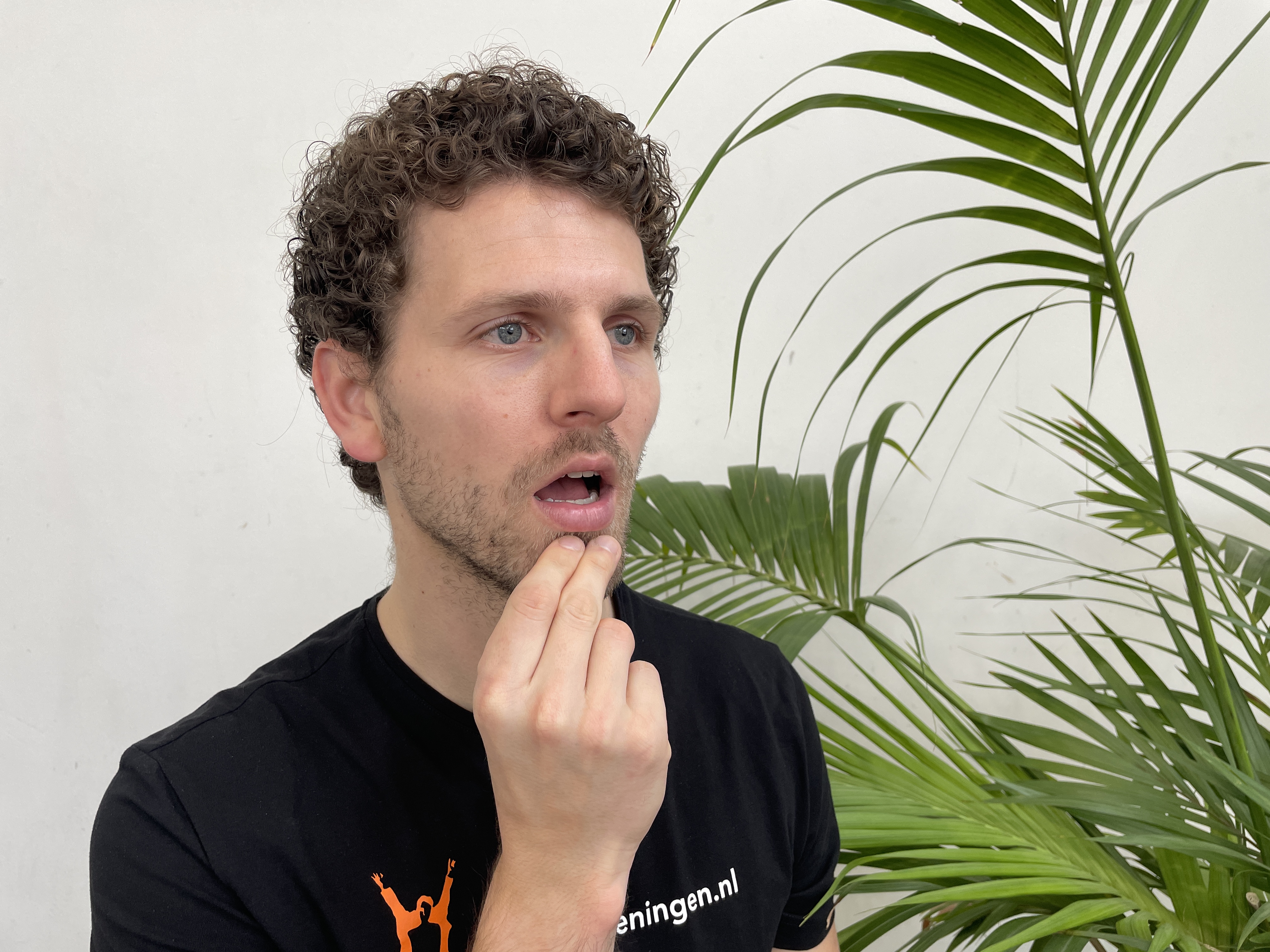 Kaak | Zittend | Mond openen met weerstand  | Fysioefeningen.nl