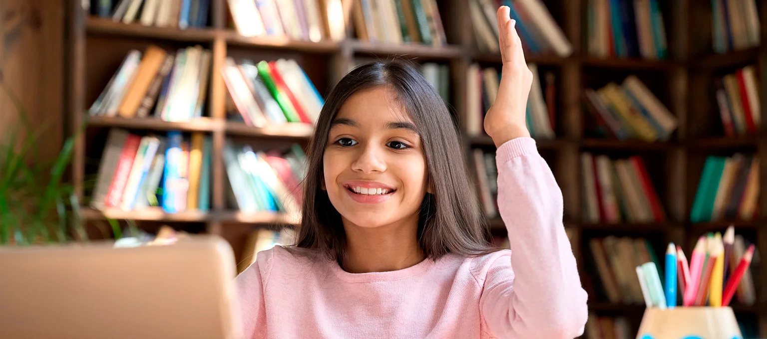 Menina se preparando para a primeira menstruação