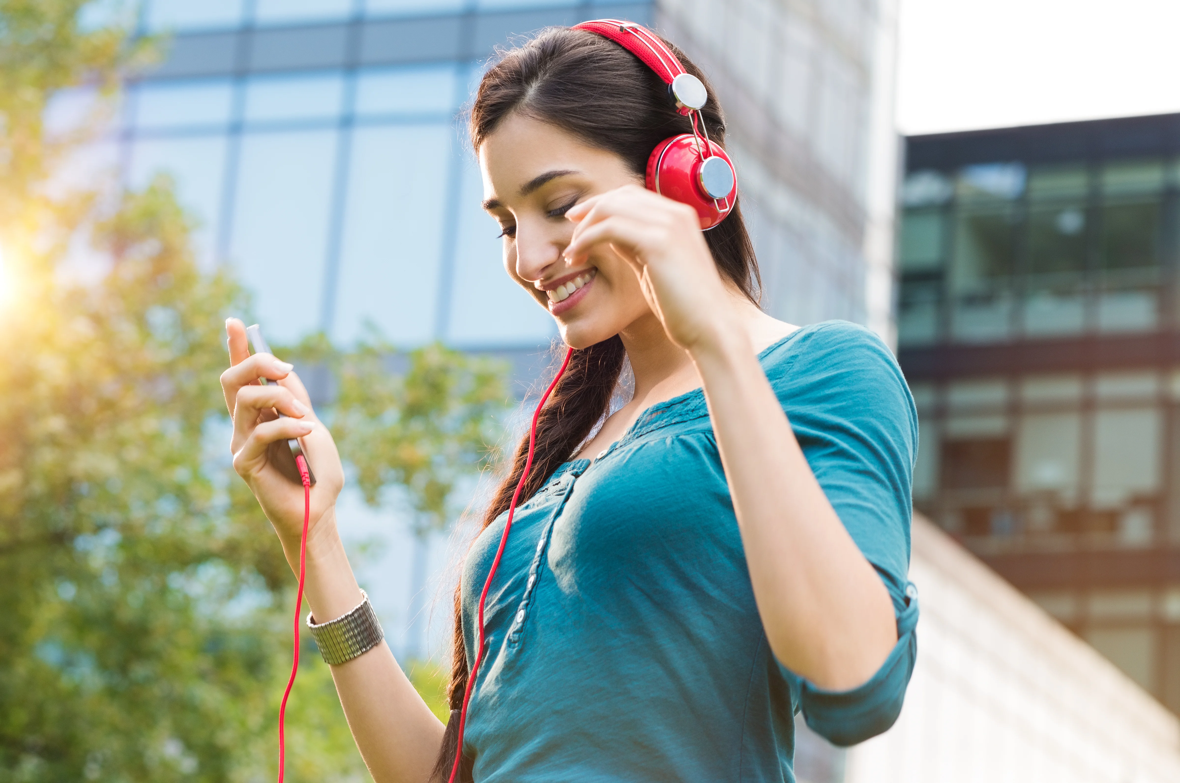 Mujer escuchando música en su teléfono