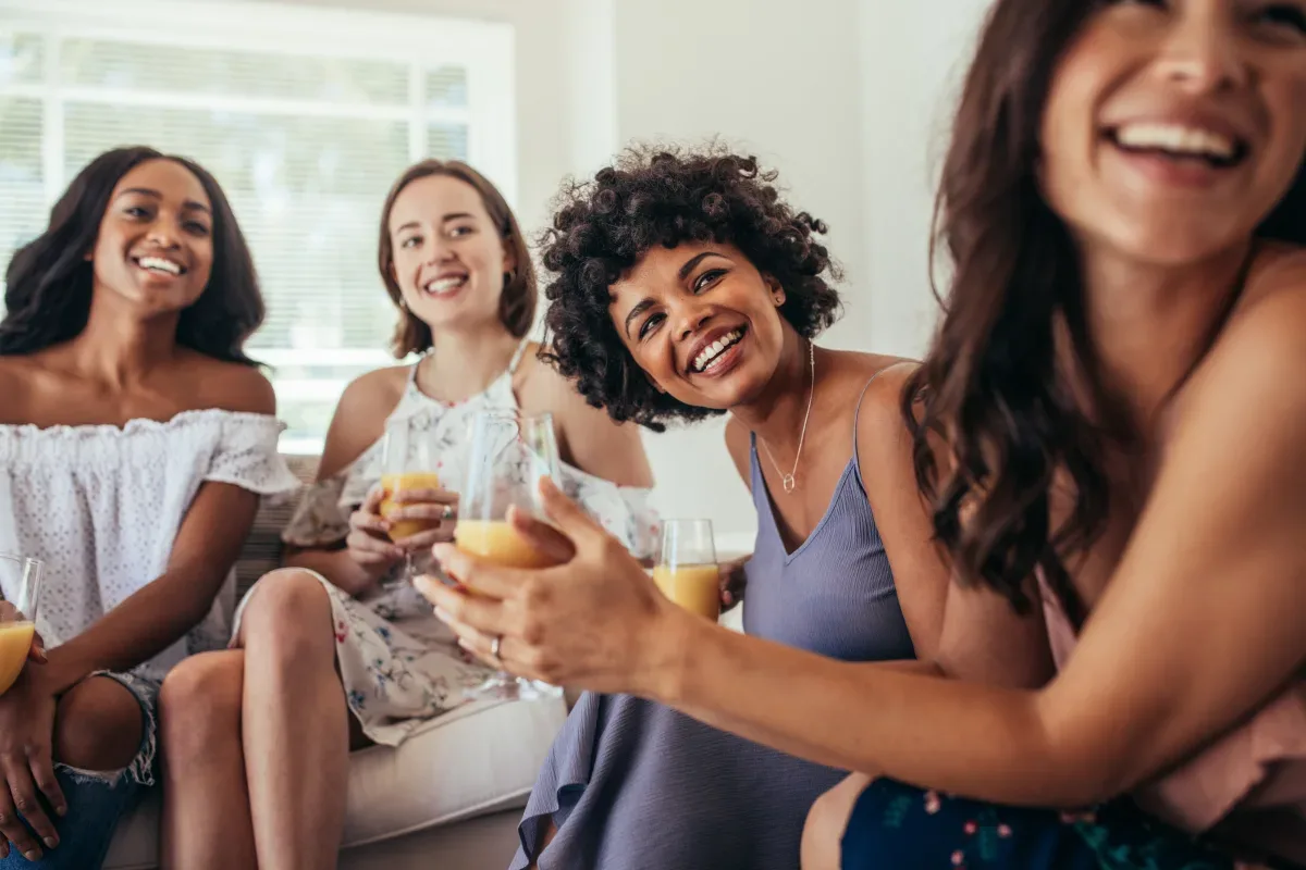 Quatro mulheres reunidas, conversando sobre o corrimento viscoso.