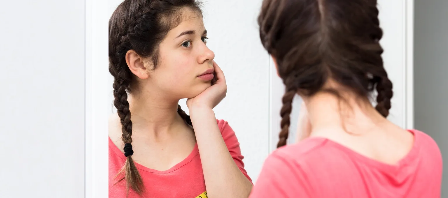 Menina confusa sobre os assuntos da puberdade