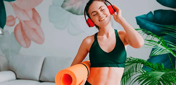 Mulher jovem fazendo exercícios durante a menstruação